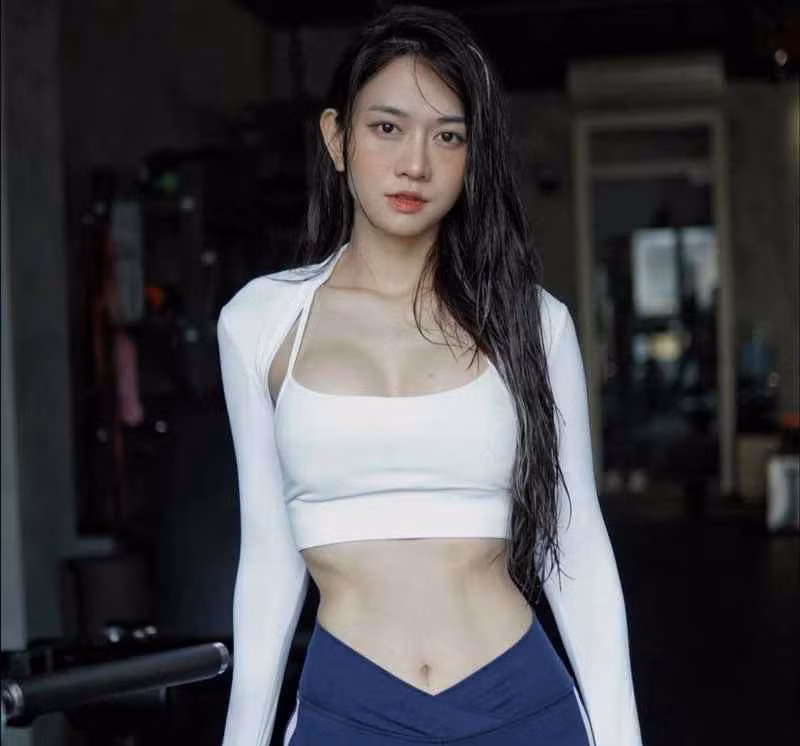 Không chỉ có gương mặt đẹp, Lê Bống còn sở hữu chiều cao 1m67, số đo hình thể lần lượt là 96-60-96cm.