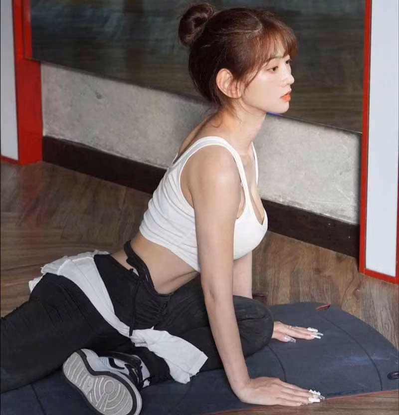 Tuy nhiên, sau khi hồi tâm chuyển ý, Lê Bống đã chủ động xóa những bức ảnh hở bạo của mình....