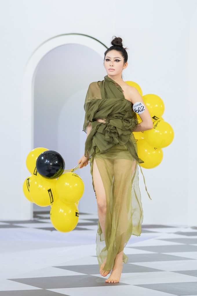 Có điều, mình thấy công việc này khá vất vả bởi có những ngày hè nắng 39 đến 40 độ, vẫn phải diễn 4 - 5 tiếng ngoài trời mà không có đồ bảo hộ. Cộng với việc tần suất tiếp xúc với makeup nhiều sẽ ảnh hưởng rất xấu cho da. Vì thế, nếu các bạn làm mẫu không chăm sóc tốt cho da thì da sẽ bị ảnh hưởng và không giữ được vẻ đẹp ban đầu". Hot girl 2K1 đến từ Hà Tĩnh cho biết thêm.