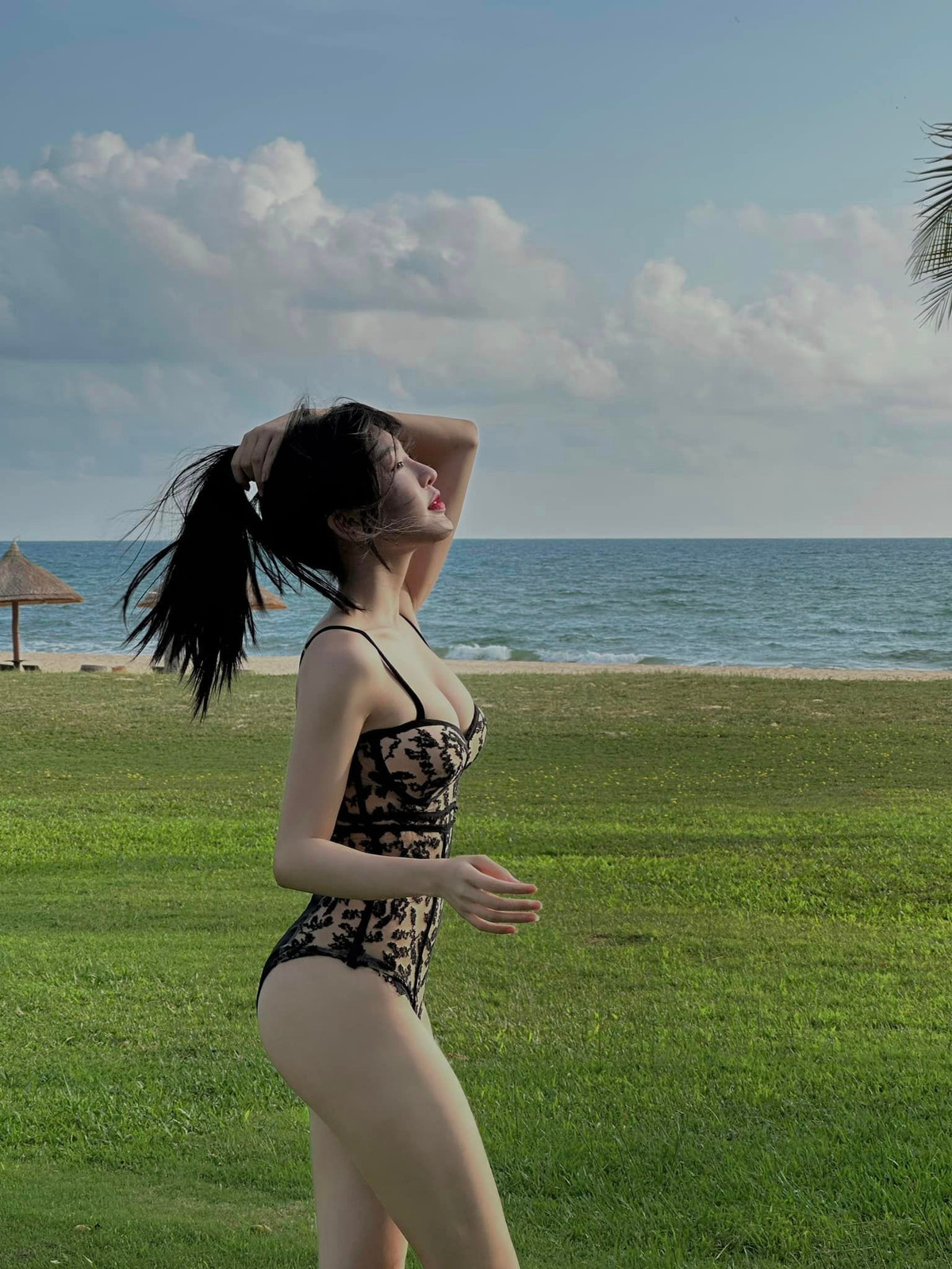 Mới đây trên trang cá nhân, Diệu Linh lại khiến nhiều người phải "đứng hình" khi bạo dạn khoe body căng đét với bộ bikini liền.