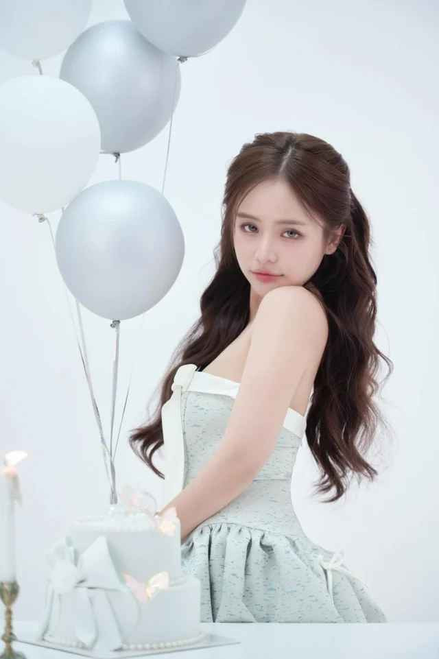 Khánh Vân (sinh năm 2001, quê Bắc Giang). Cô nàng hiện đang sinh sống và là việc tại Hà Nội. Cô nàng sở hữu ngoại hình nhỏ nhắn, gương mặt xinh đẹp không thua gì hot girl.