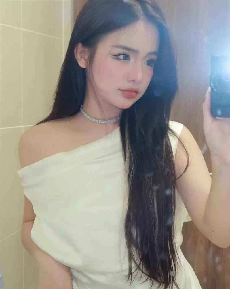 Khi được hỏi rằng cuộc sống có bị ảnh hưởng gì không sau khi tổ chức đám cưới giả, Khánh Vân nói: "Có một chút nhưng không sao, vẫn chấp nhận được".