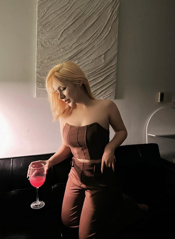 Theo lời những người từng theo dõi hành trình phát triển của Phạm Thoại, Khánh Vân đã đồng hành cùng Phạm Thoại trong thời gian dài, từ khi anh chàng chưa có gì trong tay.