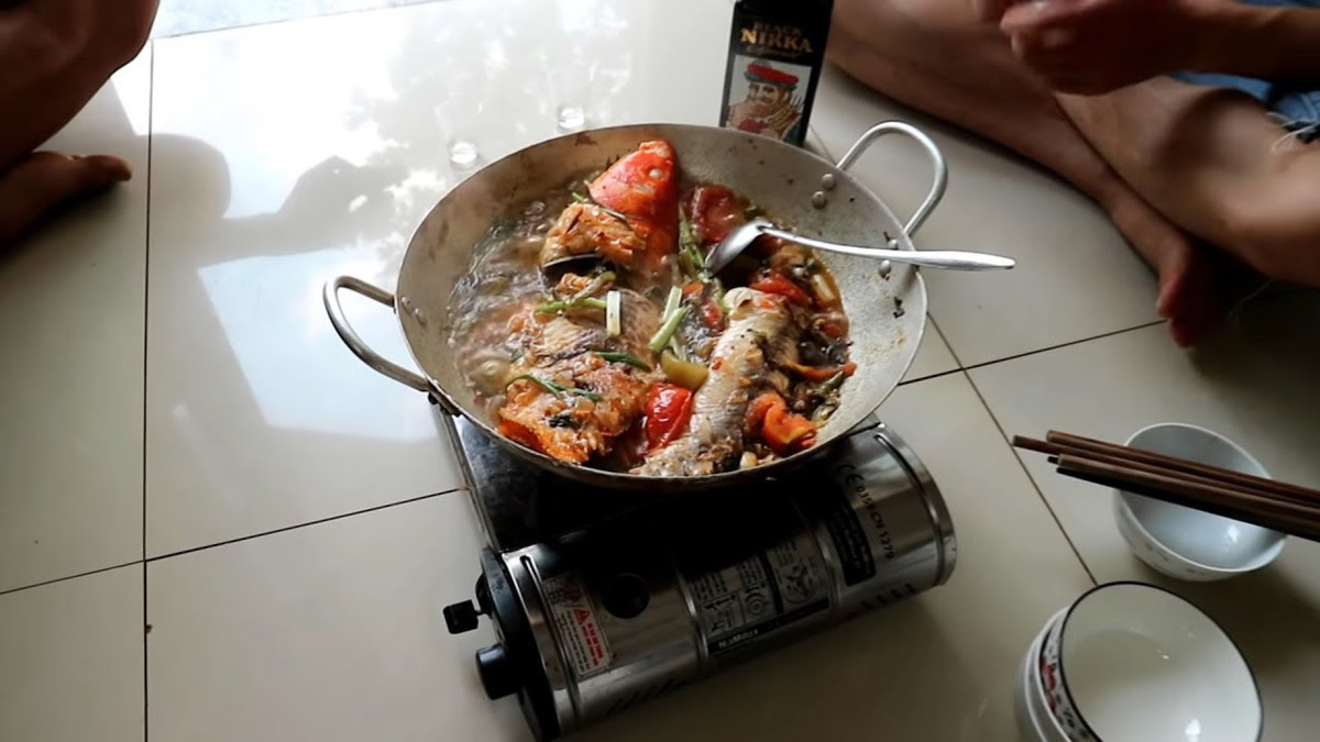 Bên cạnh ý kiến ủng hộ hành động của người vợ, nhiều dân mạng cũng cho rằng "Con cá không có tội mà nó còn đắt nữa làm thế này khiến gia đình có thể xảy ra "chiến tranh" còn nhiều cách khác để dằn mặt mà".