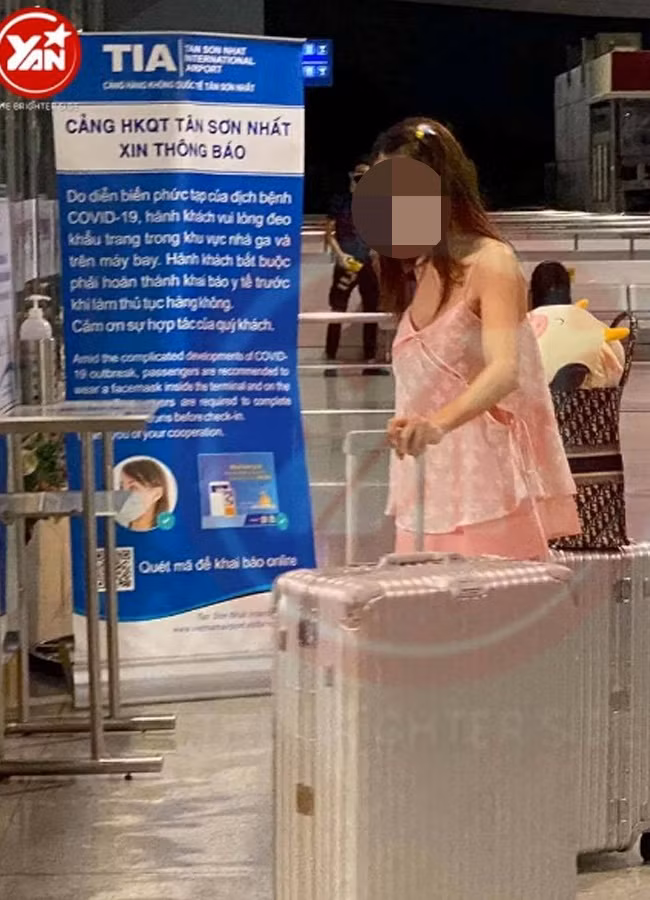 Là người nổi tiếng nên việc mặc đồ ngủ ở nơi công cộng của nữ diễn viên trên bị dân mạng đánh giá là luộm thuộm, chưa chỉn chu.