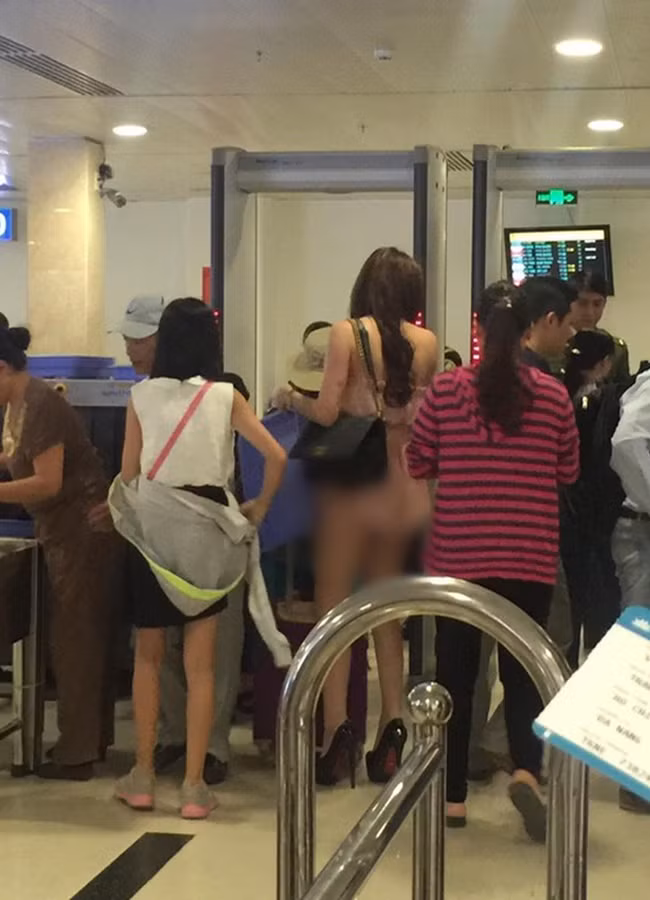Chẳng những diện bộ jumpsuit ngắn ngủn khoe nguyên lưng trần phản cảm, người đẹp này còn đi một đôi giày cao gót lênh khênh ở sân bay khiến cô càng thu hút sự chú ý của những người xung quanh.