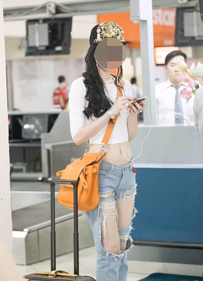 Chán mặc bình thường, một nhân vật nổi tiếng cõi mạng bởi độ quyến rũ quyết định diện mốt quần rách te tua ra sân bay.