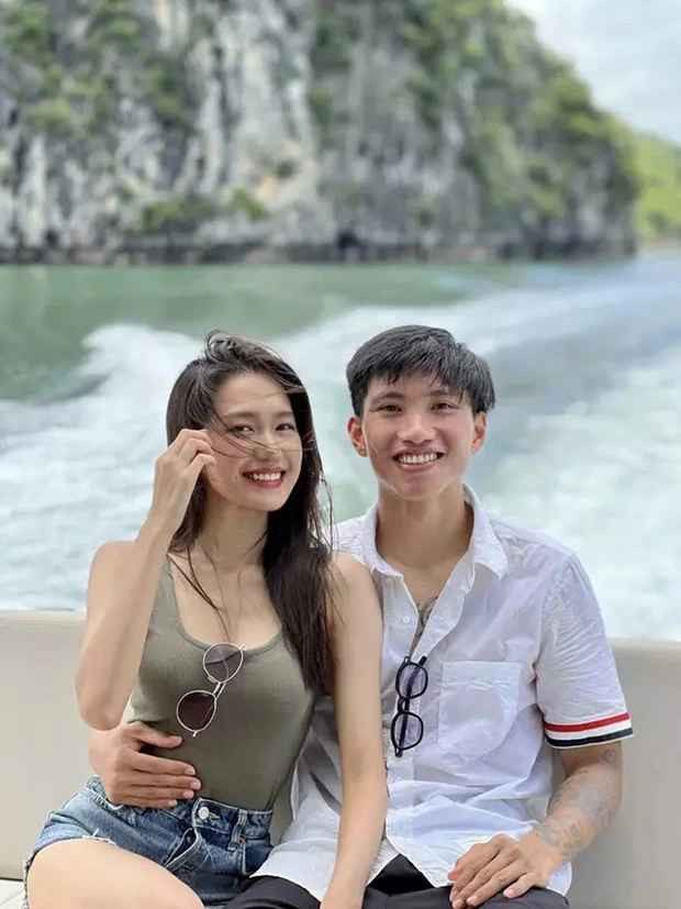 Thời gian sang nước ngoài thi đấu cho đội bóng SC Heerenveen của Hà Lan, Đoàn Văn Hậu có mức lương 450.000 euro/năm trước thuế (tương đương 11,5 tỉ đồng).