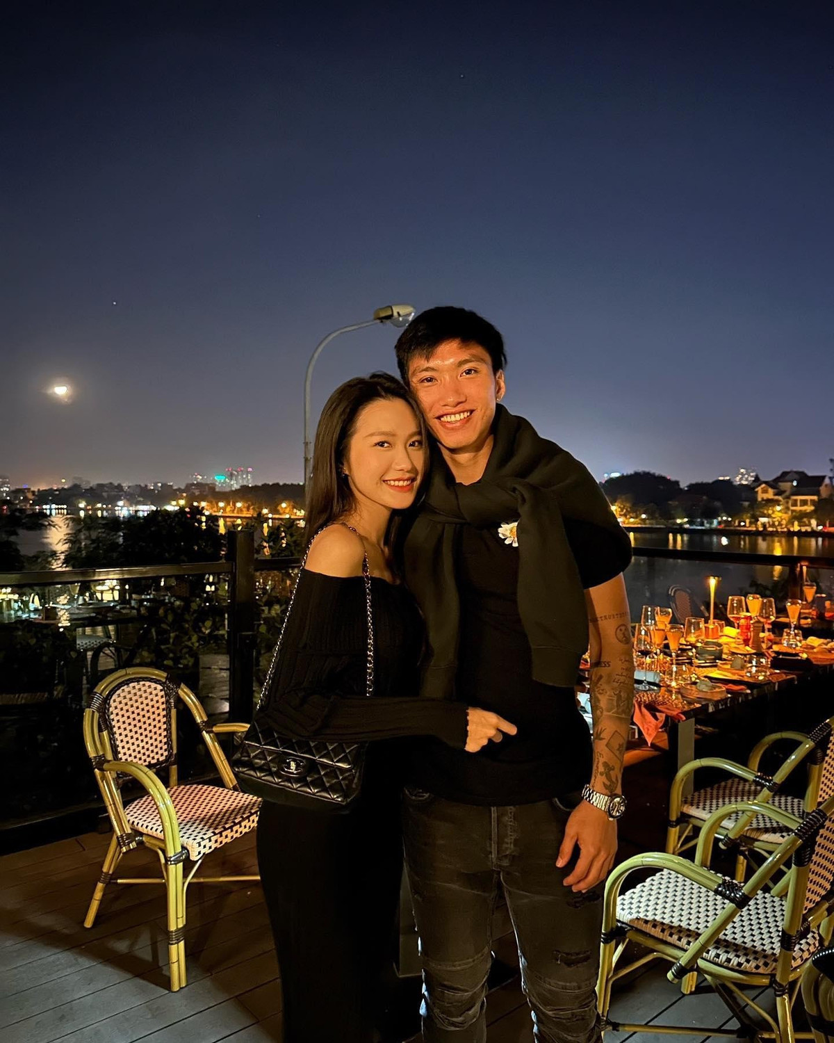 Ngoài việc tập trung cho bóng đá, nam cầu thủ này còn học kinh doanh và đang sở hữu thương hiệu thời trang riêng. Với sự nổi tiếng cùng ngoại hình sáng, Văn Hậu còn được nhiều nhãn hàng chọn là gương mặt đại diện, góp mặt tại không ít sự kiện nổi tiếng.