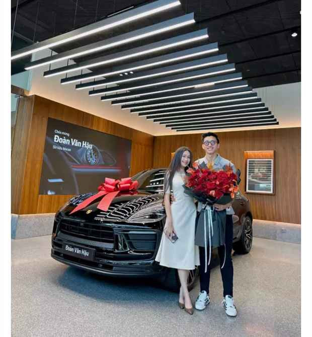 Niềm vui đó được miêu tả bằng hình ảnh cặp đôi ngọt ngào bên chiếc xe Porsche Macan 2023 trị giá gần 5 tỉ đồng. Đây là thành quả sau nhiều năm nỗ lực cống hiến của chàng cầu thủ quê Thái Bình. Sau 3 năm hẹn hò, tình cảm lẫn sự nghiệp của họ ngày càng "lên hương".