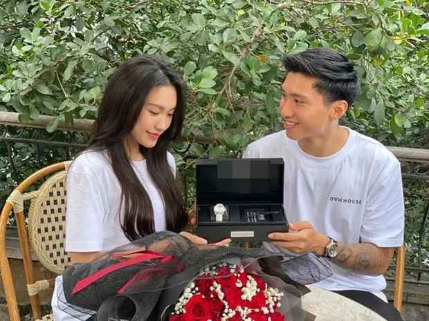 Ở tuổi 24, Đoàn Văn Hậu đã có một sự nghiệp đáng nể với nhiều thành tích trong đội tuyển bóng đá quốc gia. Cách đây ít năm, anh kiếm được nhiều tiền trong việc chuyển nhượng.