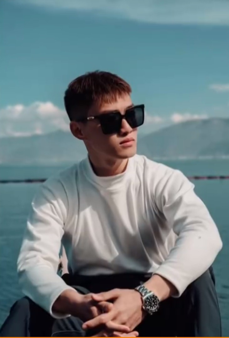 Gu ăn mặc của anh Ngũ cũng thay đổi khi có body mới.