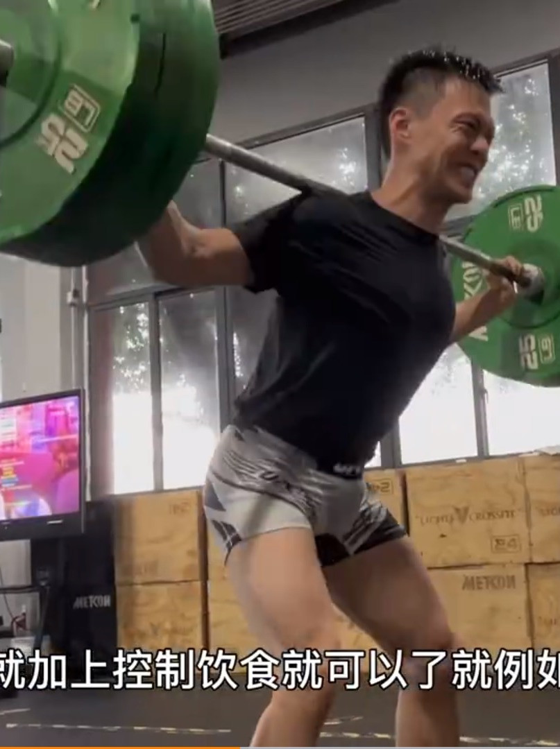 Gu thời trang của anh cũng có bước đột phá vì với thân hình chuẩn, anh có thể mặc mọi trang phục mà mình thích, không phải đắn đo xem có dễ nhìn hay không.