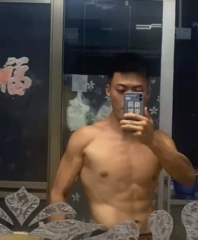 Kết quả luyện tập cực khổ của anh Ngũ đã có thành quả là cơ thể săn chắc, 6 múi cuồn cuộn chẳng kém cạnh bất cứ soái ca nào.