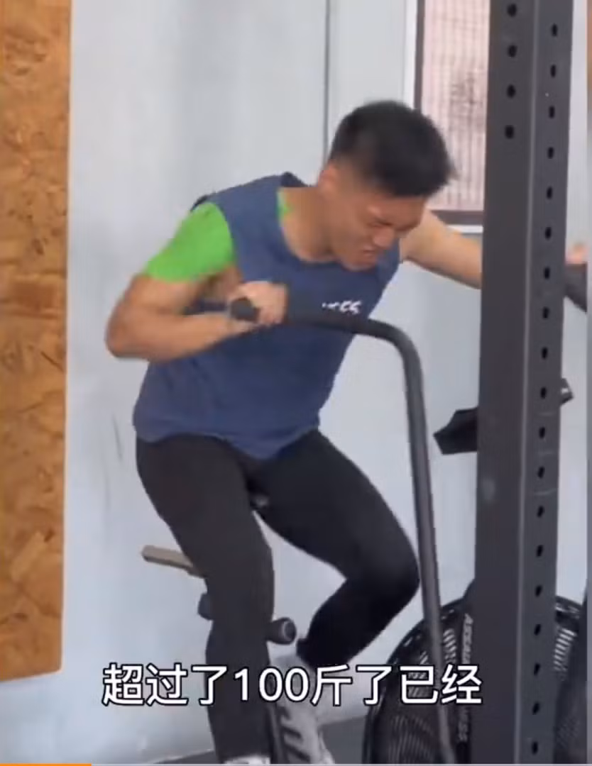 Câu chuyện này sau khi được chia sẻ lên mạng xã hôi đã thu hút rất nhiều sự chú ý. Ngoài việc trầm trồ trước màn lột xác ngoạn mục, nhiều người cũng chúc phúc anh Ngũ sớm tìm được tình yêu mới cho mình.