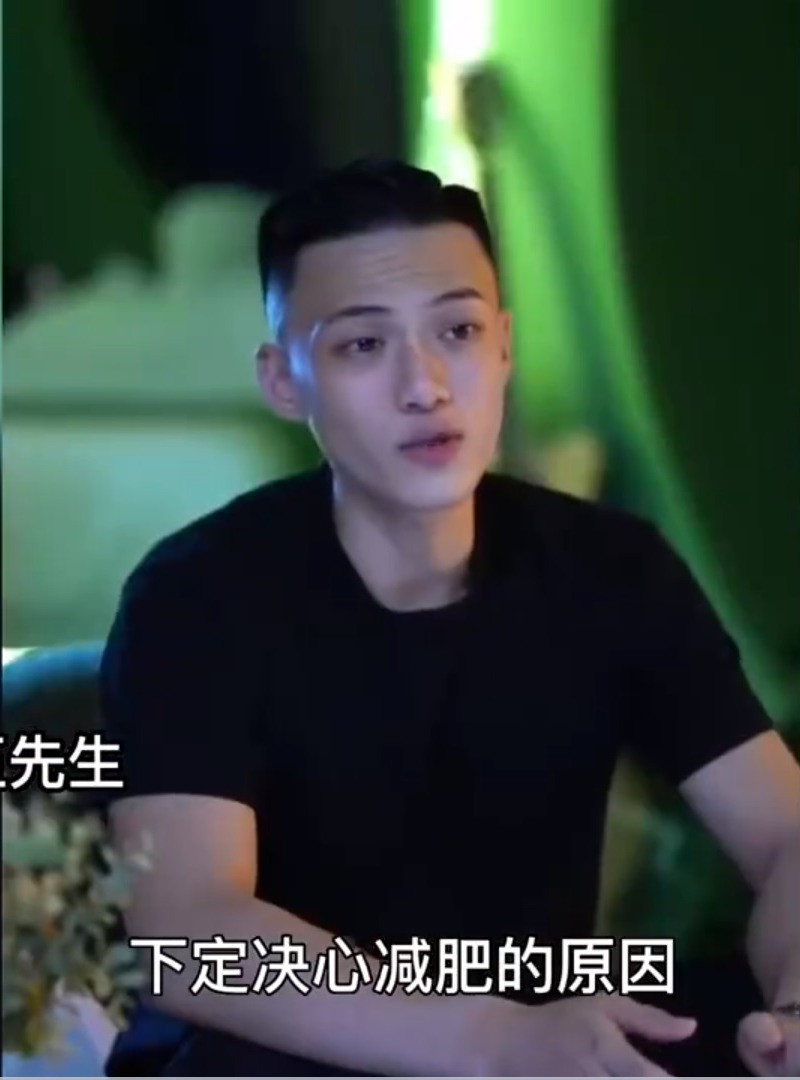 Từ gương mặt cho đến body của anh Ngũ khiến mọi cho gái nhận làm "chồng".