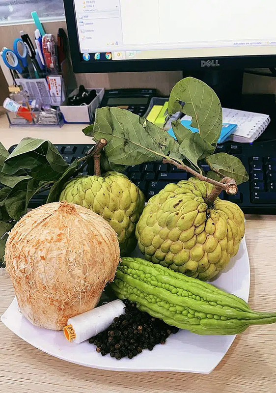 Mâm ngũ quả được bày quả na (quả mãng cầu) với ý nghĩa là chữ "cầu'', quả dừa được lột vỏ mang ý nghĩa là chữ ''vừa'', quả mướp đắng hay còn gọi là khổ qua mang ý nghĩa là ''qua''. hai thứ còn lại là chỉ và hạt tiêu tượng trưng cho chữ ''chỉ tiêu''. Cả đĩa cộng lại cho ra câu:"Cầu vừa qua chỉ tiêu''.