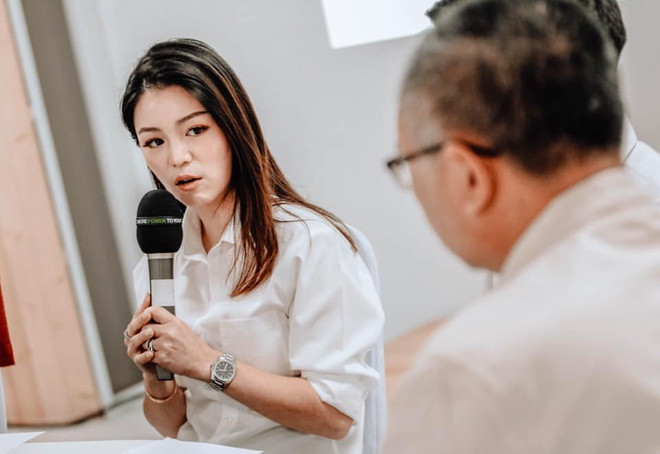 Gạt đi mọi sự hoài nghi về năng lực, nữ quan chức xinh đẹp sinh năm 1984 thể hiện bản thân và những quyết định hết sức đứng đắn của mình để đưa bóng đá Thái Lan lên đỉnh của sân chơi cấp đội khu vực.