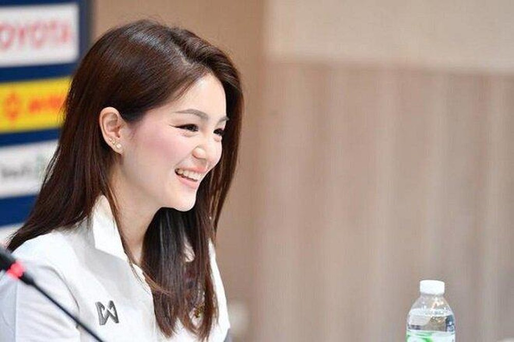 Hiện Watanya Wongopasi đang điều hành hai công ty truyền thông lớn tại Thái Lan là Spring News và News Network Corp PCL.