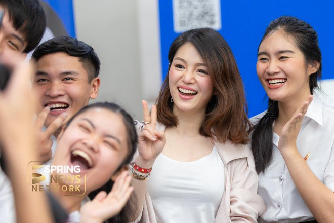 Cuối năm 2017, Bangkok Post đưa tin nữ trưởng đoàn Watanya Wongopasi đã từ chức khi FAT lên kế hoạch tái cơ cấu bộ máy lãnh đạo, gạch tên chức danh trưởng đoàn ở các đội tuyển bóng đá nước này.