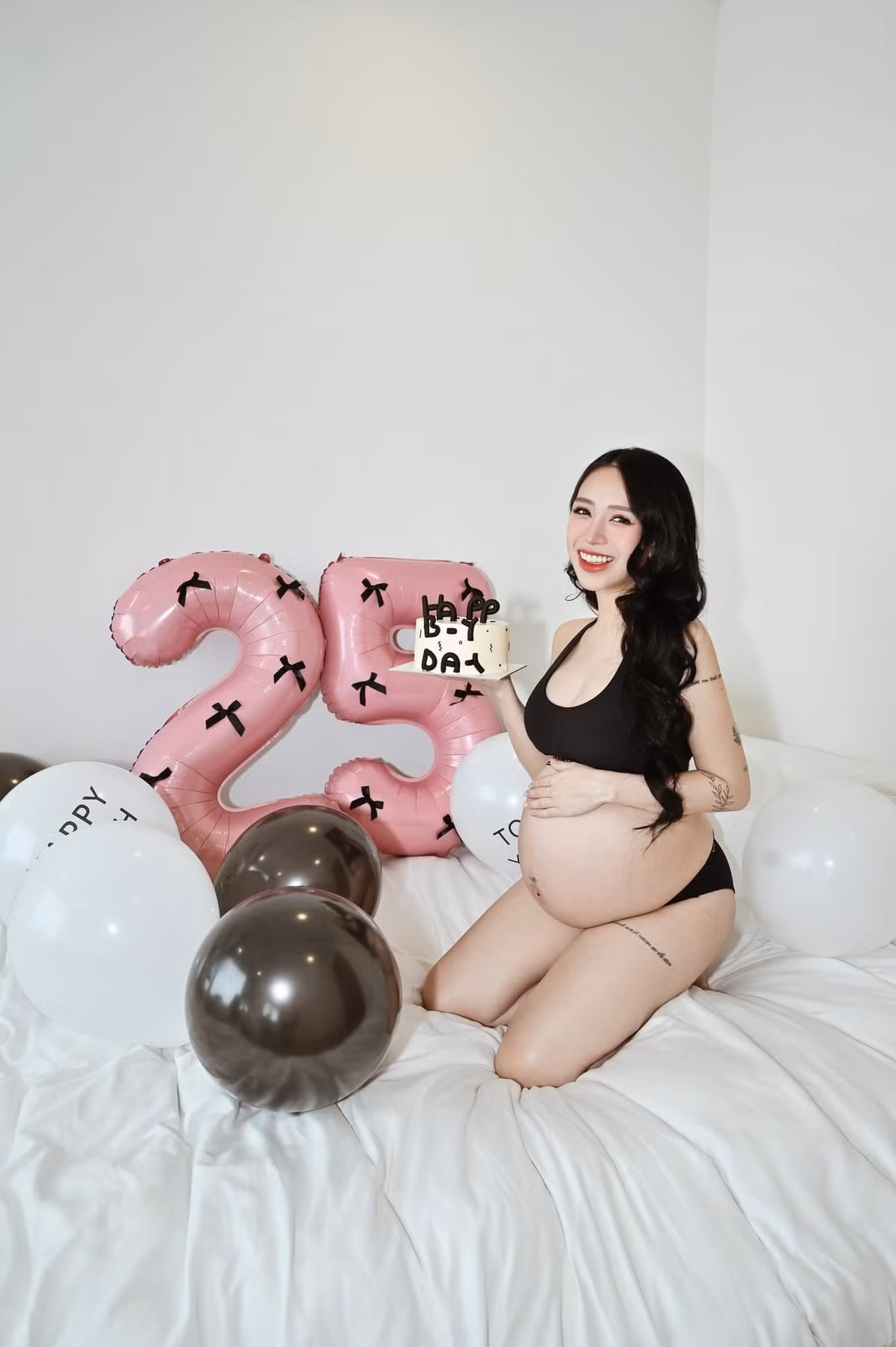 Khi nhận được câu hỏi của một khán giả về việc không ngại khoe ngực lúc mang bầu, con gái Minh Nhựa cho biết cô yêu cơ thể và cũng được ông xã ủng hộ mặc mọi thứ mình muốn.