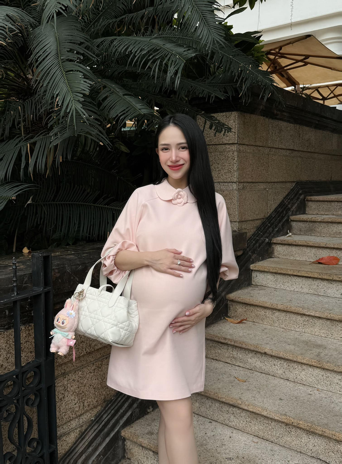 Joyce Phạm đầu tư nhiều kiểu trang phục gợi cảm khoe bụng bầu.