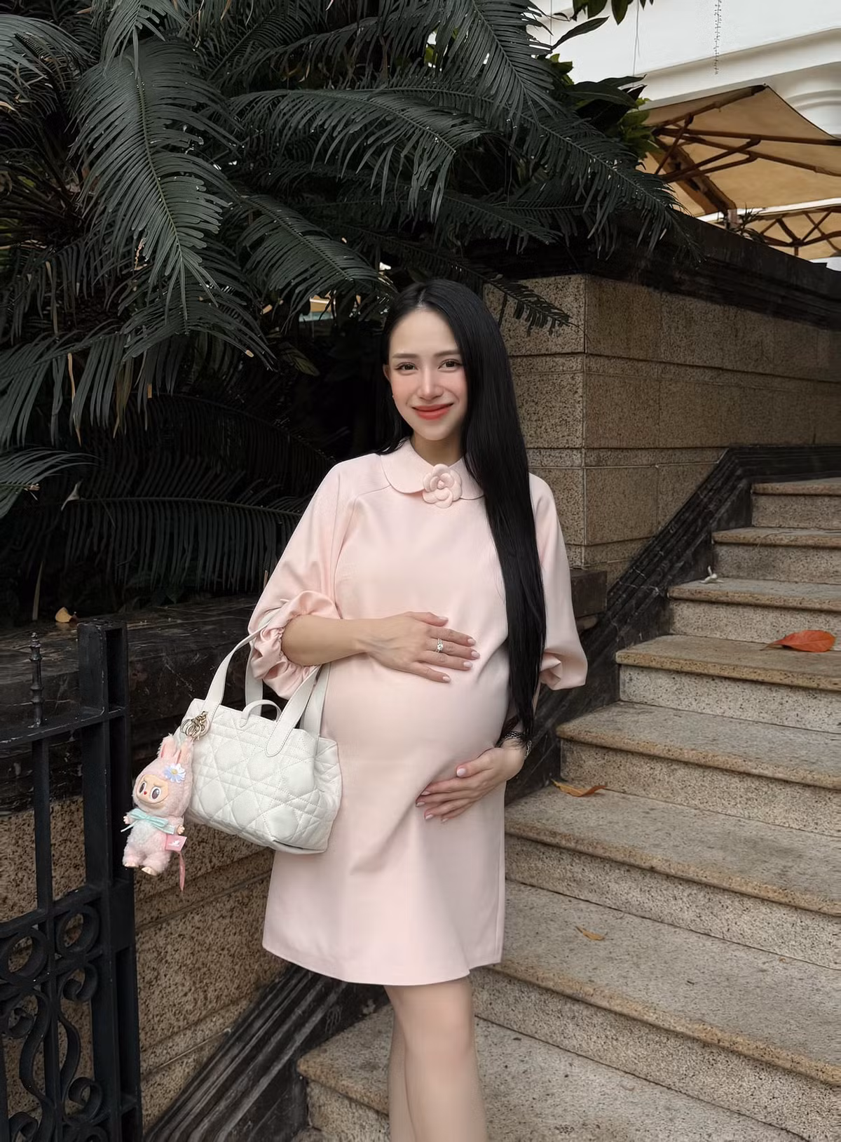 Joyce Phạm đầu tư nhiều kiểu trang phục gợi cảm khoe bụng bầu.