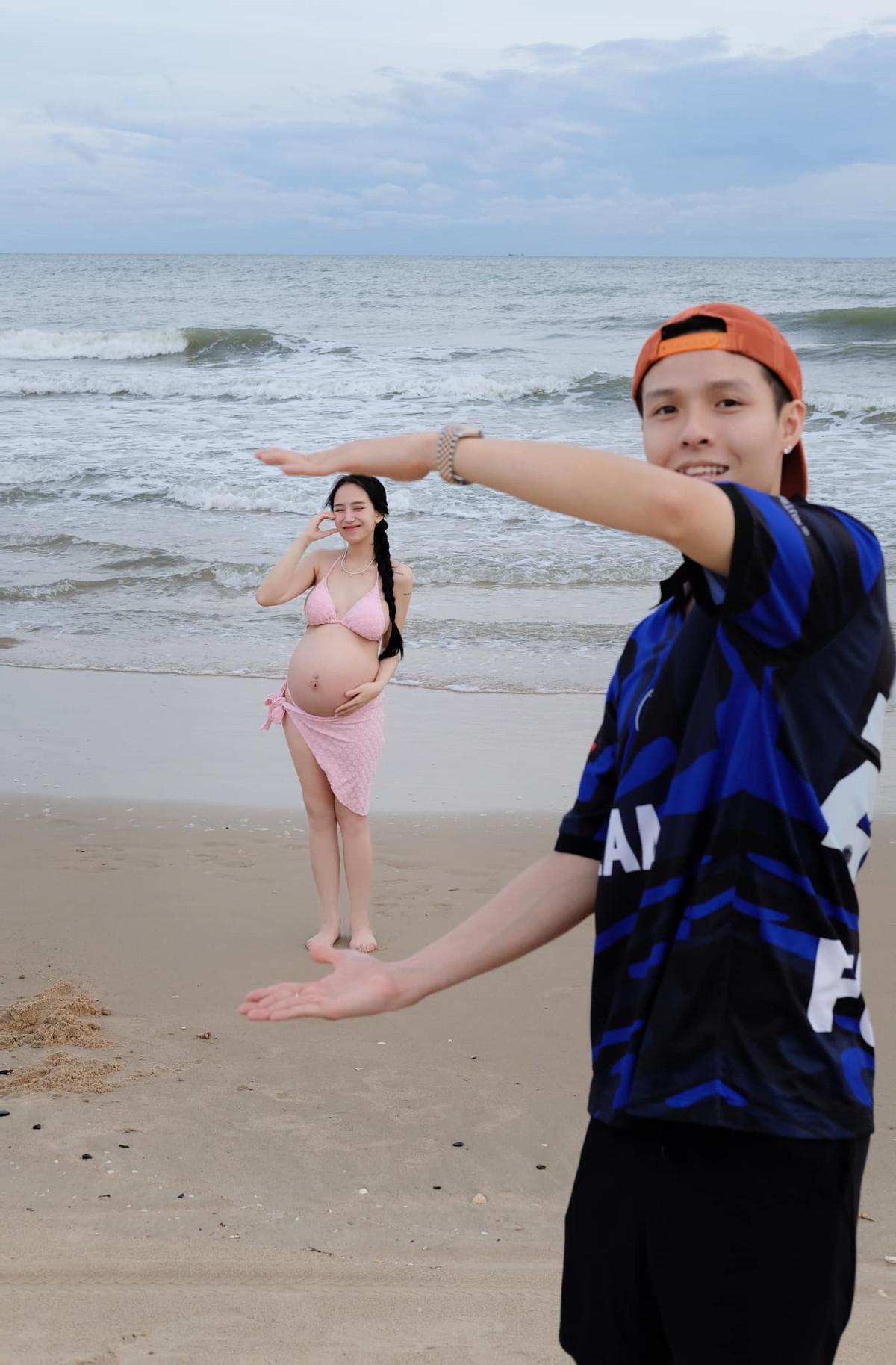 Joyce Phạm khi mang bầu khoe da trắng và bụng tròn vo với bikini dáng quây phối cùng áo choàng hờ hững.