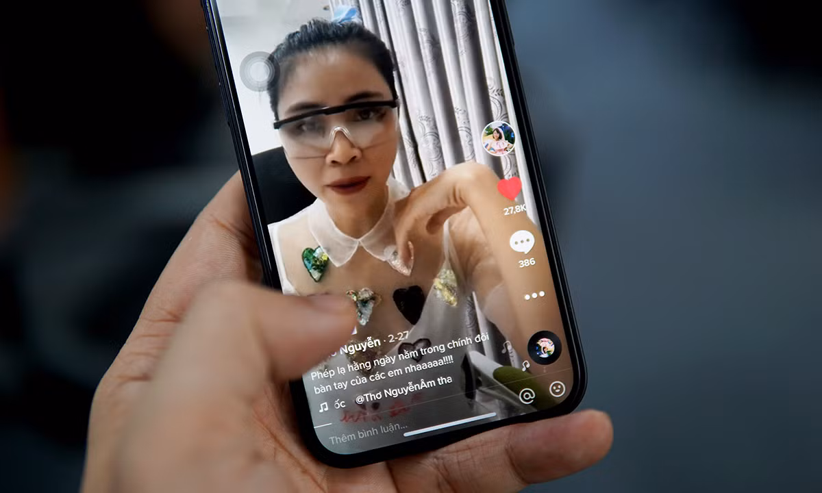 Tính đến ngày 15/12, kênh Youtube của Thơ Nguyễn đạt 10,3 triệu theo dõi với gần 6,5 tỷ view trong tổng 1.632 video được đăng tải. Kênh Youtube của hiện tượng mạng xếp hạng 1.076 về lượng người theo dõi toàn cầu và xếp thứ 8 tại Việt Nam. Ngoài ra, cô còn có tài khoản Tiktok với gần 1 triệu người theo dõi.