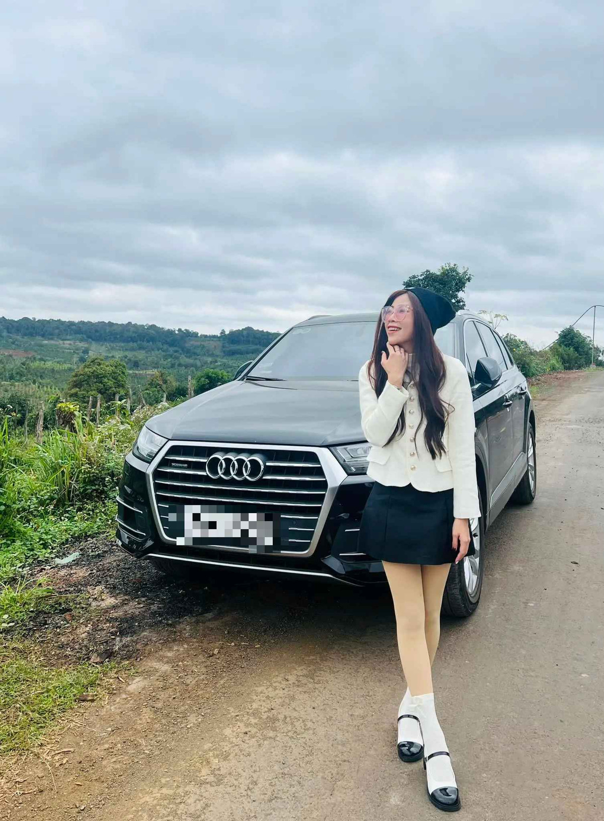 Social Blade tính toán, với lượng người theo dõi và lượt xem "khủng" như thế, trung bình mỗi tháng Thơ Nguyễn có thể kiếm được 7.600 đến 121.700 USD (184 triệu đồng đến gần 3 tỷ đồng). Như vậy, mỗi năm Youtuber Thơ Nguyễn sẽ kiếm được 1,5 triệu USD (tương đương 35,4 tỷ đồng).