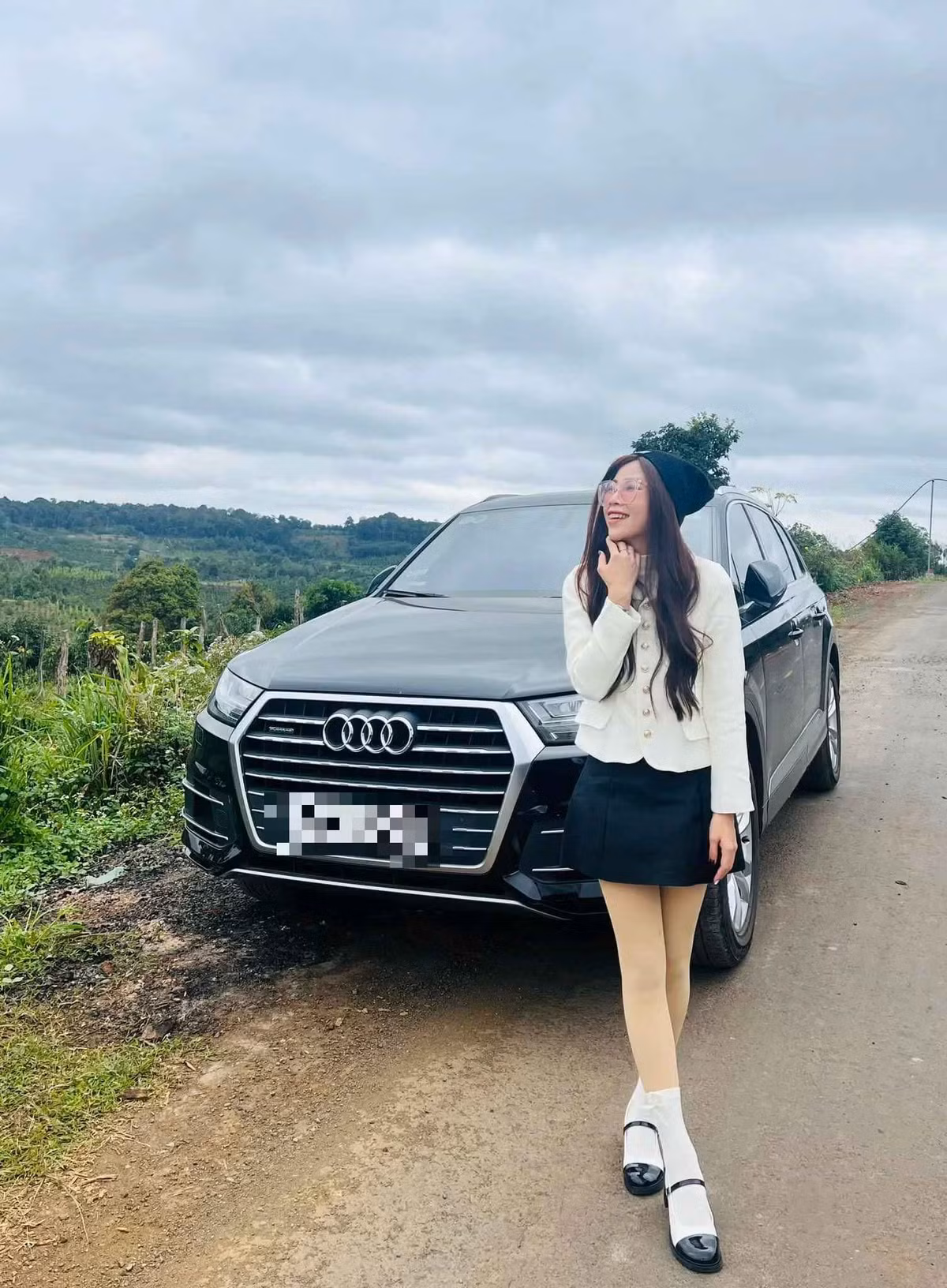 Social Blade tính toán, với lượng người theo dõi và lượt xem "khủng" như thế, trung bình mỗi tháng Thơ Nguyễn có thể kiếm được 7.600 đến 121.700 USD (184 triệu đồng đến gần 3 tỷ đồng). Như vậy, mỗi năm Youtuber Thơ Nguyễn sẽ kiếm được 1,5 triệu USD (tương đương 35,4 tỷ đồng).