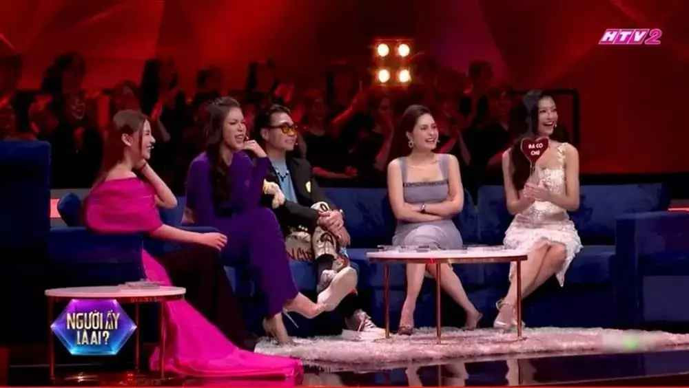 Cụ thể, thân hình nữ đại gia được cho là to tròn, gương mặt cũng kém thon gọn hơn hẳn những ảnh tự đăng trên mạng xã hội.