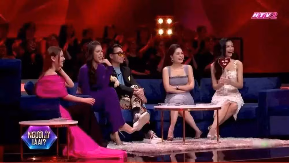 Cụ thể, thân hình nữ đại gia được cho là to tròn, gương mặt cũng kém thon gọn hơn hẳn những ảnh tự đăng trên mạng xã hội.