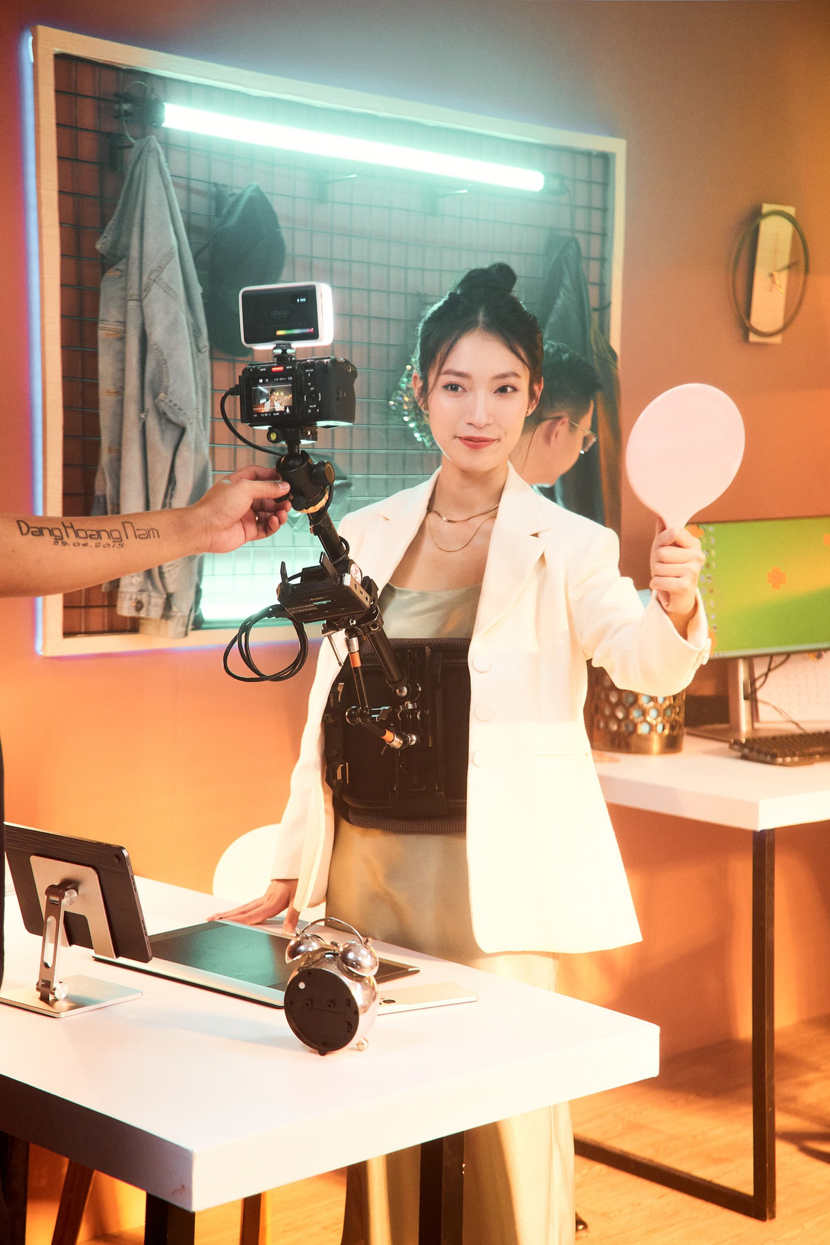 Điều khiến Khánh Vy có được thành công như ngày hôm nay đó là việc không ngừng học hỏi, không ngừng phấn đầu và sự chuyên nghiệp trong từng công việc mình nhận.