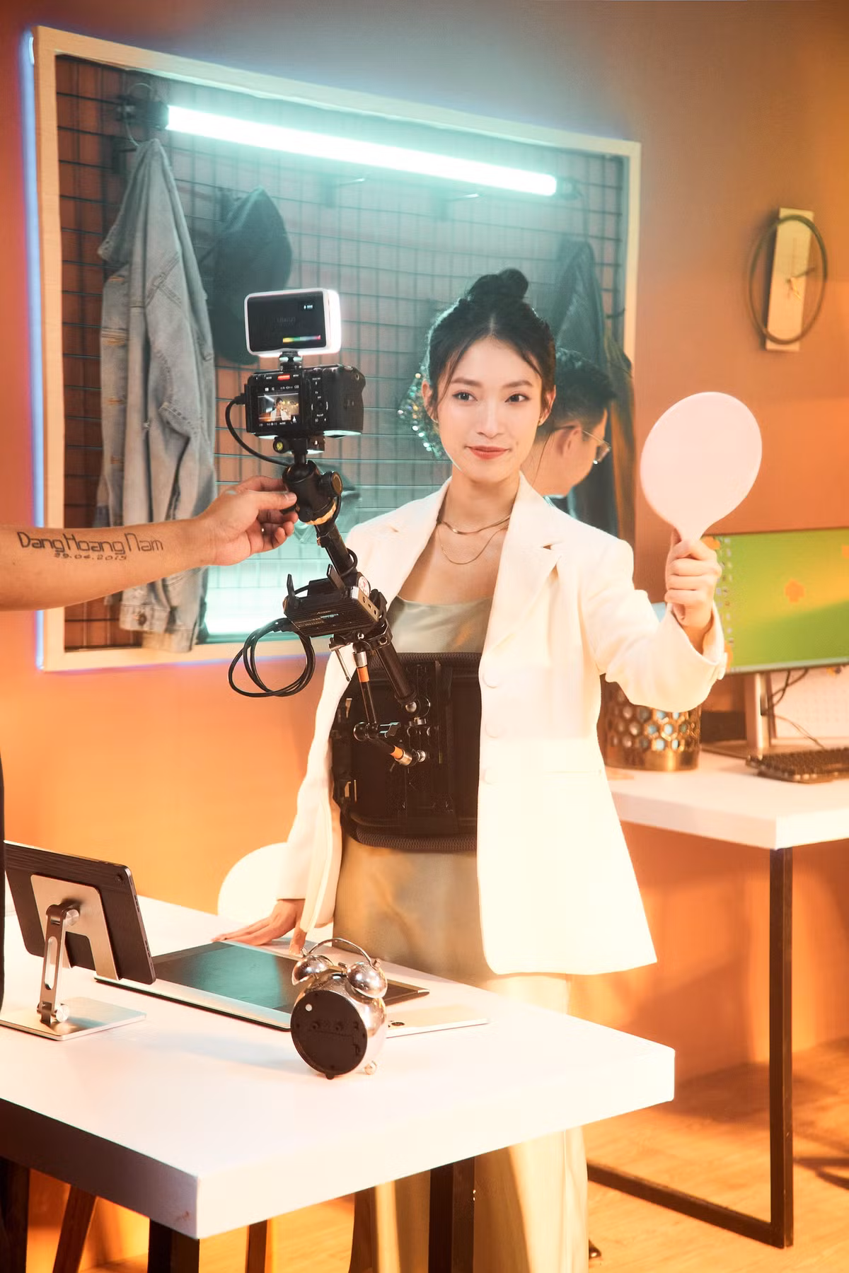 Điều khiến Khánh Vy có được thành công như ngày hôm nay đó là việc không ngừng học hỏi, không ngừng phấn đầu và sự chuyên nghiệp trong từng công việc mình nhận.