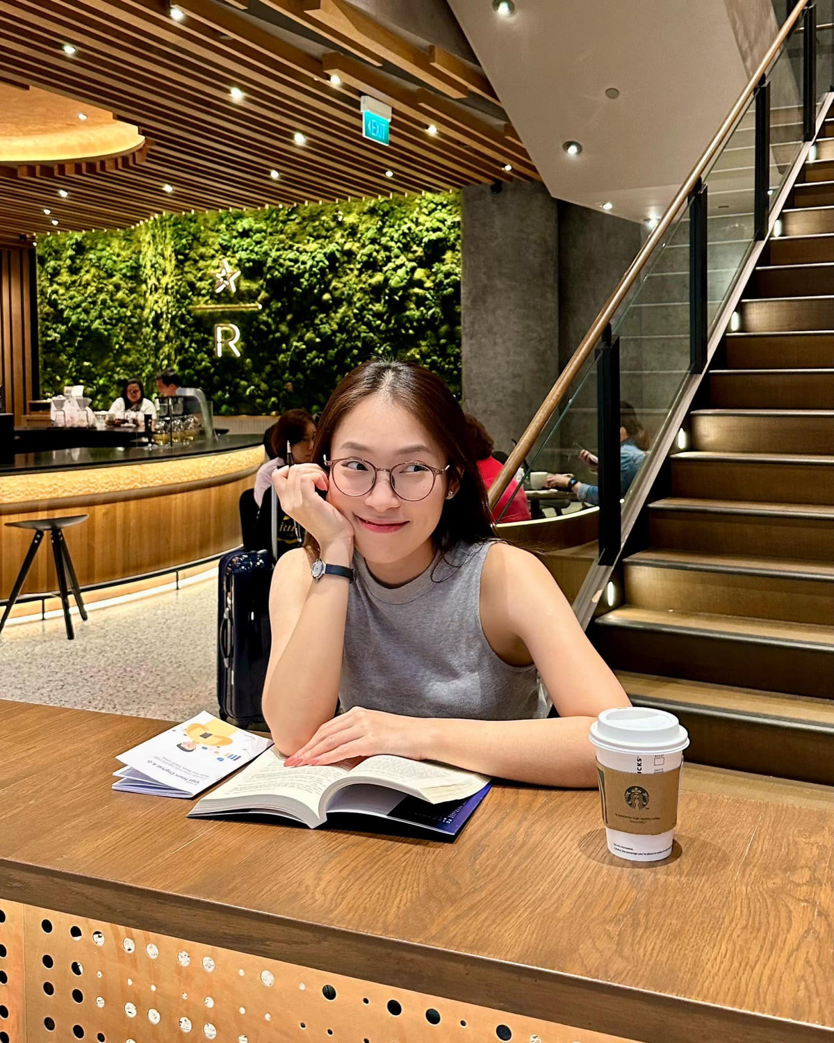 Tiếp theo, cô nàng nói tới việc viết nhưng điều biết ơn với công thức “GIFTS" (viết tắt của các cụm từ Growth, Inspiration, Family/ Friends, Tranquility và Surprise). Điều này giúp phát triển suy nghĩ về những phần tích cực và viết hết ra để tâm trí thoải mái hơn.