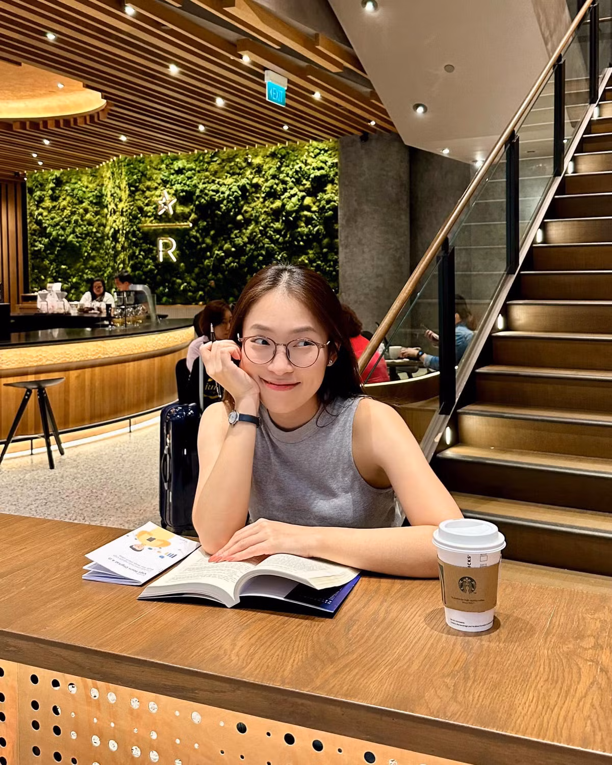 Tiếp theo, cô nàng nói tới việc viết nhưng điều biết ơn với công thức “GIFTS" (viết tắt của các cụm từ Growth, Inspiration, Family/ Friends, Tranquility và Surprise). Điều này giúp phát triển suy nghĩ về những phần tích cực và viết hết ra để tâm trí thoải mái hơn.