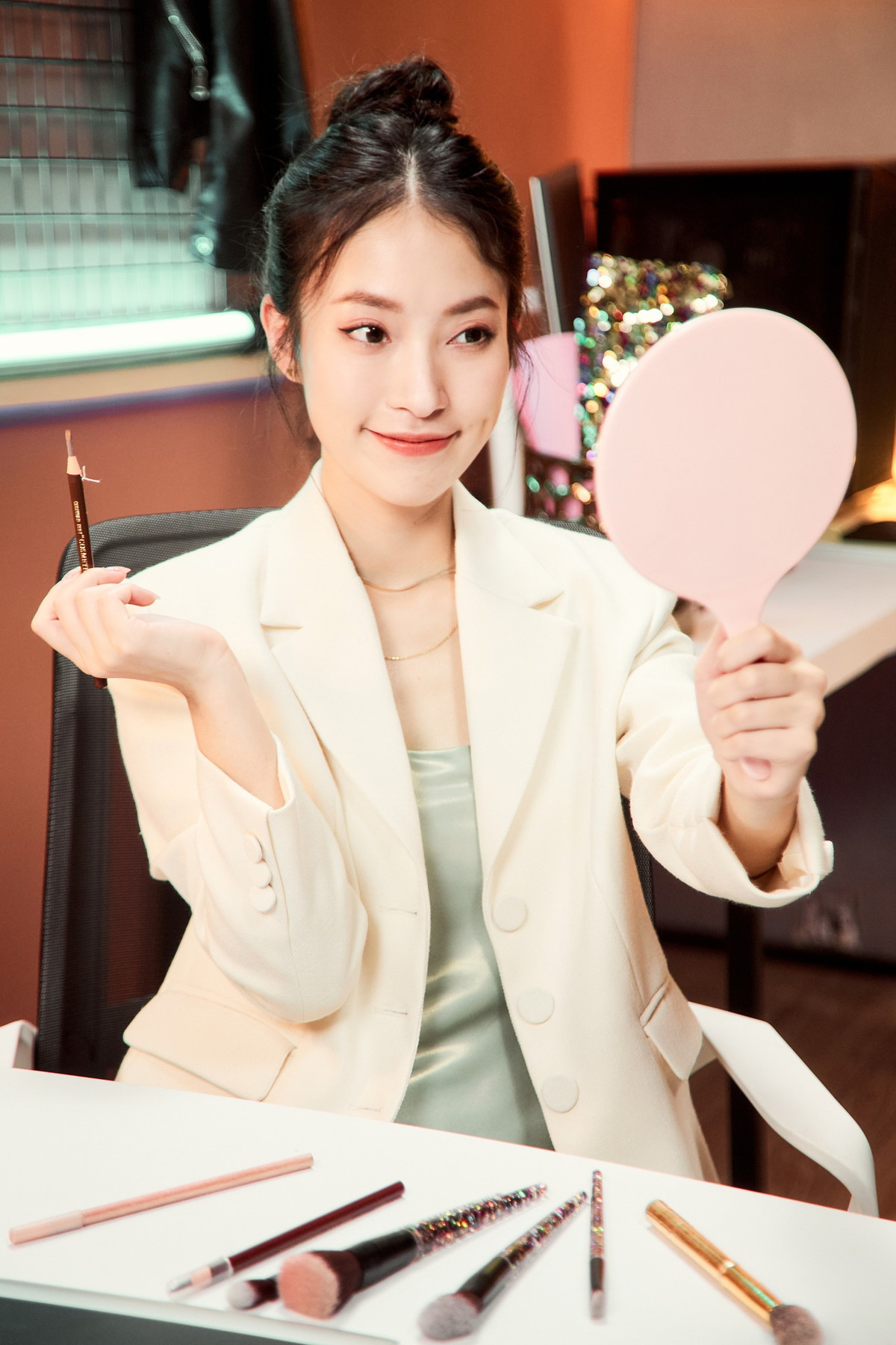 Cuối cùng, Khánh Vy nhắc đến việc nghỉ ngơi để giữ sức bên. Cụ thể, nữ MC xinh đẹp này viết: "Tự tạo niềm vui cho bản thân dù ở một mình hay ở với ai. Nếu mệt mỏi quá thì nghỉ ngơi chứ đừng từ bỏ. Dành thời gian làm những điều mình thích và chiều chuộng bản thân hơn xíu cũng được".