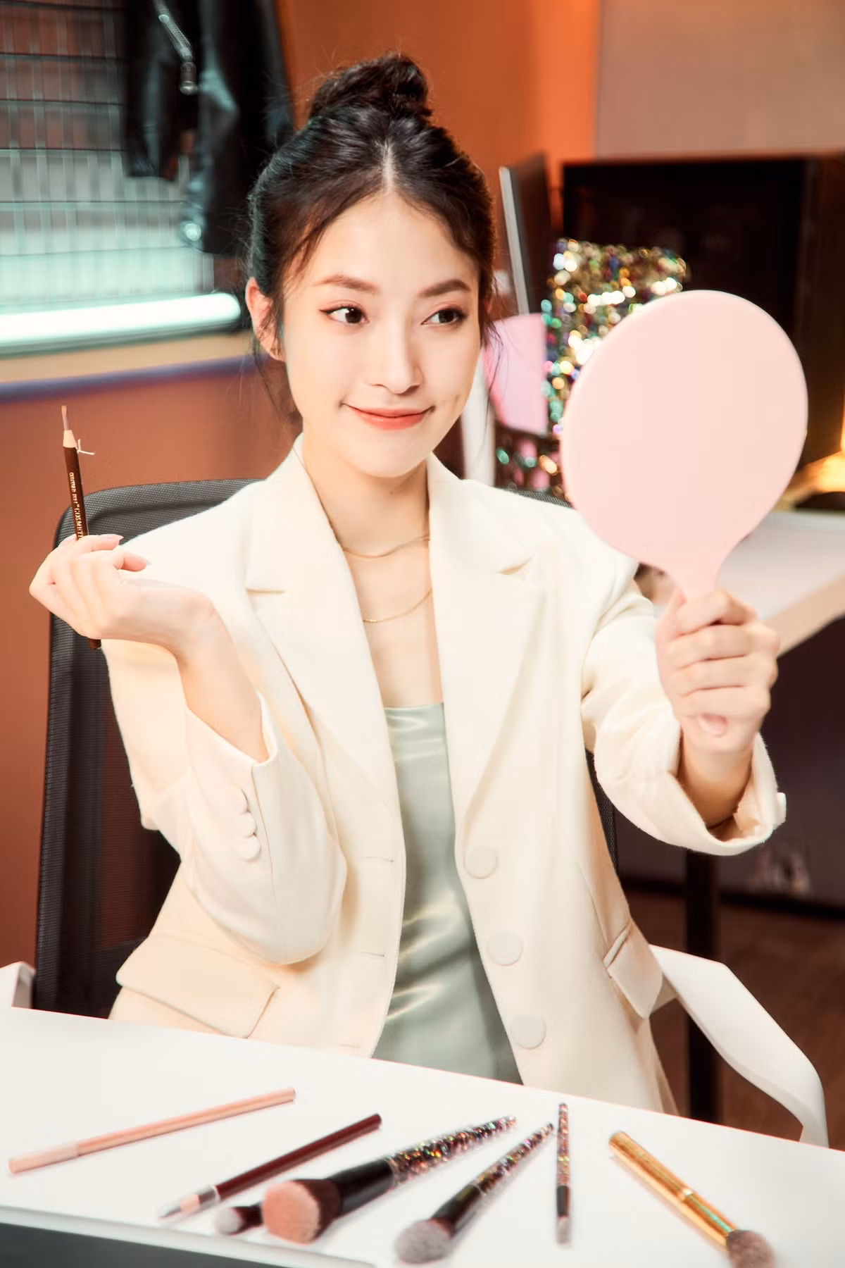 Cuối cùng, Khánh Vy nhắc đến việc nghỉ ngơi để giữ sức bên. Cụ thể, nữ MC xinh đẹp này viết: "Tự tạo niềm vui cho bản thân dù ở một mình hay ở với ai. Nếu mệt mỏi quá thì nghỉ ngơi chứ đừng từ bỏ. Dành thời gian làm những điều mình thích và chiều chuộng bản thân hơn xíu cũng được".