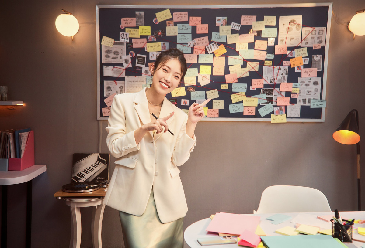 Đầu tiên, Khánh Vy đưa ra định luật Parkinson. Có nghĩa là nên có việc gì chỉ mất 5 phút để mình xử lý thì làm luôn. Thay vì cứ nghĩ là phải làm xong việc gì đó trong vòng một ngày thì tự tạo cho bản thân quy tắc phải hoàn thành việc đó trước một khung giờ nhất định.