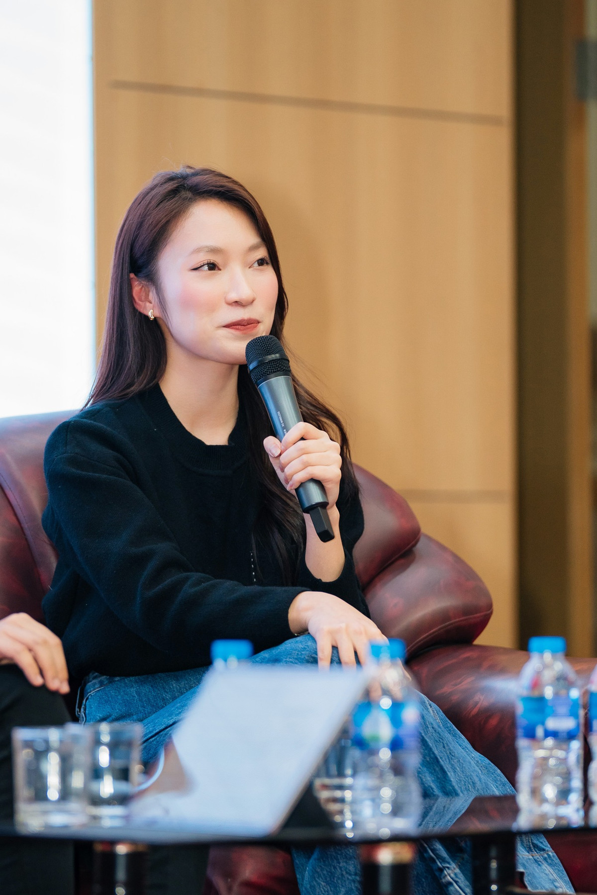 Cùng "hot girl 7 thứ tiếng" tạo ra năng suất làm việc cuối năm Cung