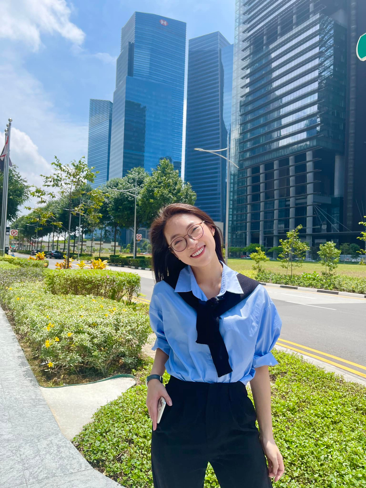 Chính sự chuyên nghiệp đã tạo cho Khánh Vy nhiều cơ hội để tiếp xúc với những cơ hội công việc tốt hơn. Điển hình như cách đây chưa lâu, cô nàng từng xuất hiện tại Singapore trong vai trò một diễn giả tại sự kiện của công ty Meta (Facebook).