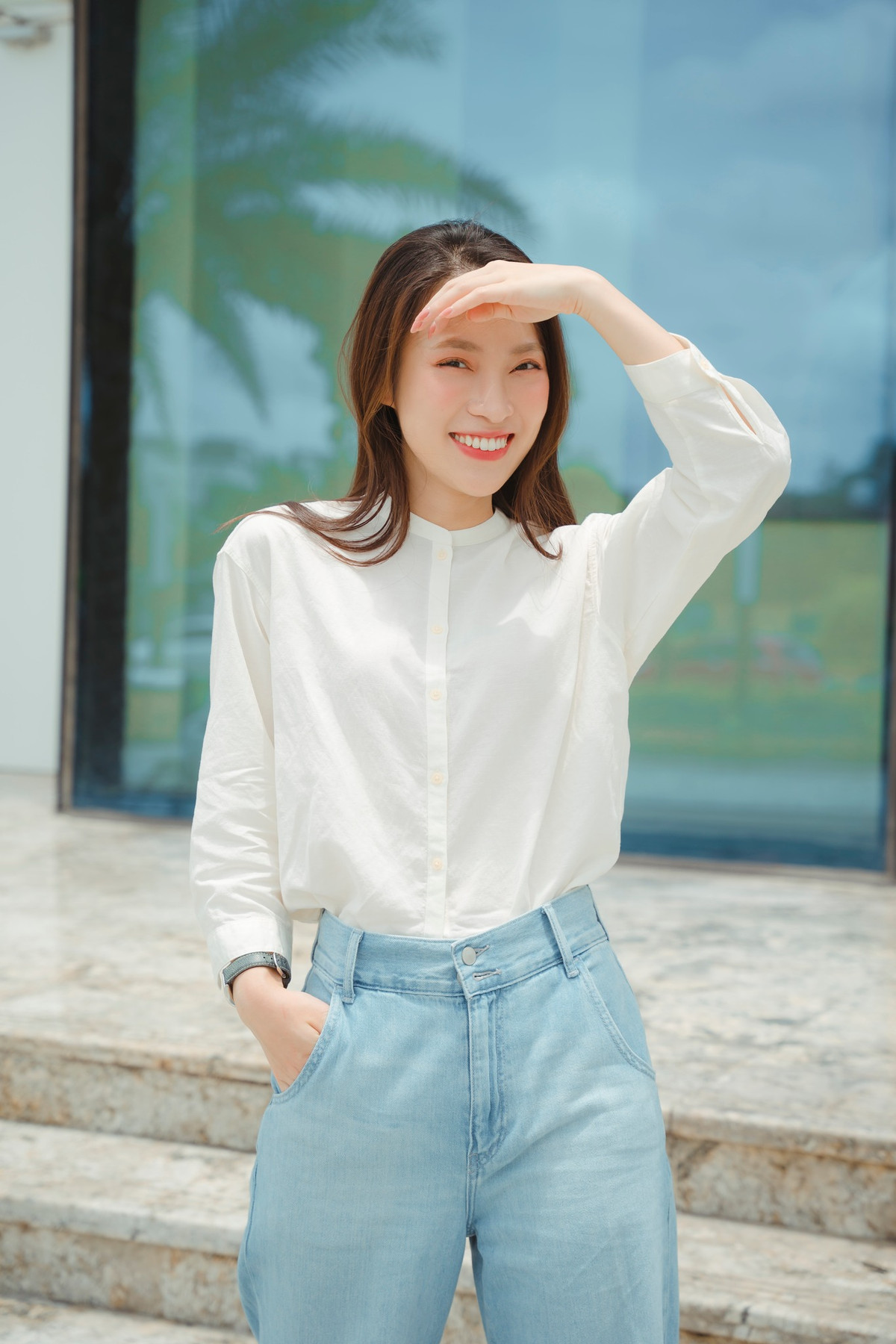 Trên kênh Youtube cá nhân, ngoài việc truyền đạt cách học tiếng Anh hiệu quả (Vy Vocab), Khánh Vy còn tạo thêm những màu sắc mới cho kênh bằng những clip hết sức gần gũi như công việc (Vyjob), cuộc sống hay những nhân vật nổi tiếng mà cô nàng có dịp tiếp xúc (Vylog). Ảnh sử dụng trong bài: FBNV