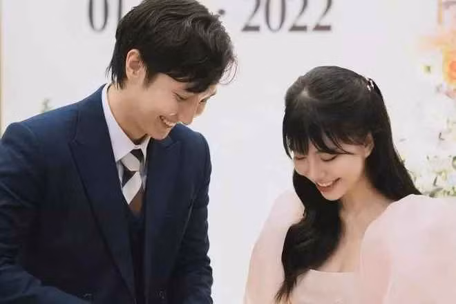 Nam ca sĩ tâm sự anh hạnh phúc khi nhận lời chúc mừng từ gia đình, bạn bè và mọi người. Trải qua khoảng thời gian dài từ lúc cầu hôn Mẫn Tiên đến khi hai người trở thành vợ chồng, Key đón nhận nhiều cung bậc cảm xúc khác nhau.