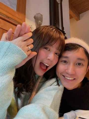 “Nói về đám cưới, tôi và Tiên đều muốn mọi thứ thật chỉn chu nên hiện tại chúng tôi vẫn dần dần chuẩn bị mọi thứ chứ chưa có ngày chính thức. Nhưng chắc sẽ còn lâu để đám cưới diễn ra. Chúng tôi chuẩn bị đón một tin vui mới nên quyết định để đám cưới dành cho sau này. Hy vọng đến lúc đó, đám cưới của chúng tôi thật trọn vẹn và ý nghĩa”, chồng của Nguyễn Mẫn Thủy Tiên chia sẻ.