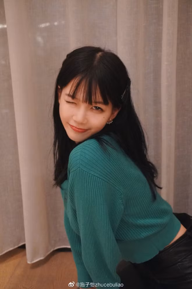 Thay vì là gương mặt V-line nhỏ nhắn với đôi mắt tròn long lanh, Thi Tử Di trông kém sắc hơn hẳn với chiếc mũi khá to, đôi mắt bé, môi dày. Nhiều người còn cho rằng, không nhờ nốt ruồi đặc trưng trên mặt, họ cũng không nhận ra hot girl mạng.