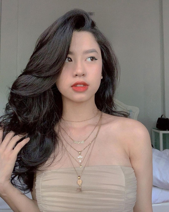 Trước đó, khi còn sử dụng nick name @Cocaine, Hàn Hằng cũng từng gây xôn xao MXH Trung. Lúc ấy, người ta đã dành lời khen không ngớt cho nhan sắc sắc sảo cùng đôi môi dày được ví như Angelina Jolie của cô.