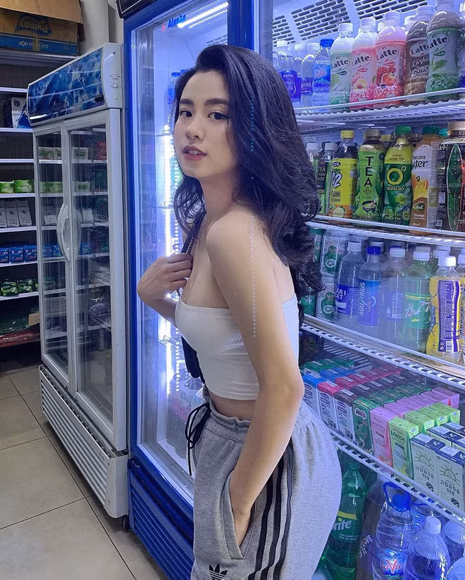 "Hot girl Việt Nam khoe ảnh ngọt ngào xinh đẹp chụp trong siêu thị, thân hình cuốn hút khiến người ta không thể rời xa", báo Trung viết. Đính kèm theo bài là hàng loạt những bức ảnh xứng đáng nghìn like của Hàn Hằng.