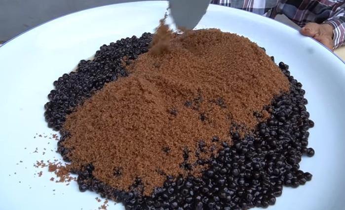 Để làm cốc trà sữa than tre siêu to khổng lồ, kênh bà Tân vlog phải chuẩn bị rất nhiều nguyên liệu như gói hồng trà, đường, sữa tươi, sữa đặc, sữa khô, đường đen, trân châu, cacao than tre - nguyên liệu chính tạo ra màu sắc đặc biệt cho nước uống.