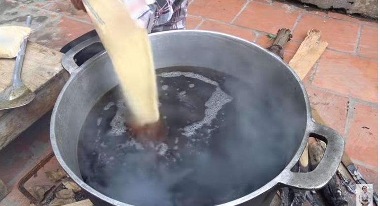 Mới đây, bà Tân trình làng clip quá trình làm cốc trà sữa than tre siêu to khổng lồ - đồ uống mà trước đó cư dân mạng tưởng bà cho các cháu ăn "bê tông", "xi măng", bởi màu sắc quá đặc biệt.